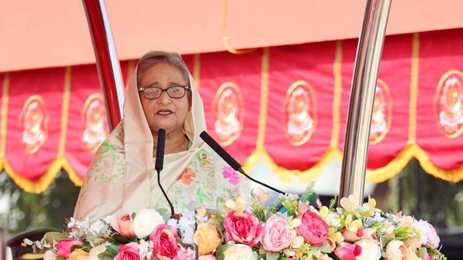 চট্টগ্রামে  ‘ইস্ট বেঙ্গল রেজিমেন্ট’ এর ‘দশম টাইগার্স পুনর্মিলনী’ উপলক্ষে আয়োজিত অনুষ্ঠানে প্রধানমন্ত্রী শেখ হাাসিনা (ছবি: ফোকাস বাংলা)