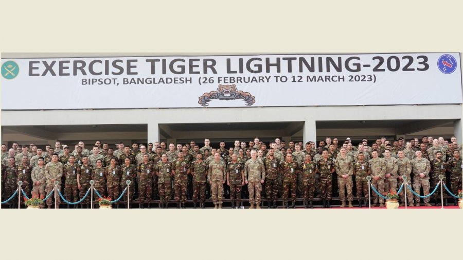 দ্বিপাক্ষিক এক্সারসাইজ ‘টাইগার লাইটনিং’ এ অংশগ্রহণকারী বাংলাদেশ ও যুক্তরাষ্ট্রের সেনা সদস্যরা