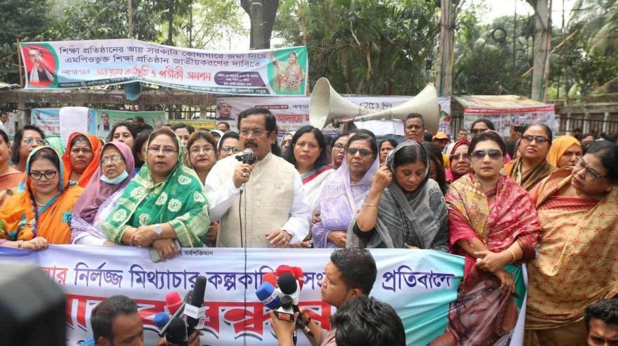 মহিলা আওয়ামী লীগ আয়োজিত মানববন্ধনে আওয়ামী লীগের প্রেসিডিয়াম সদস্য জাহাঙ্গীর কবির নানক