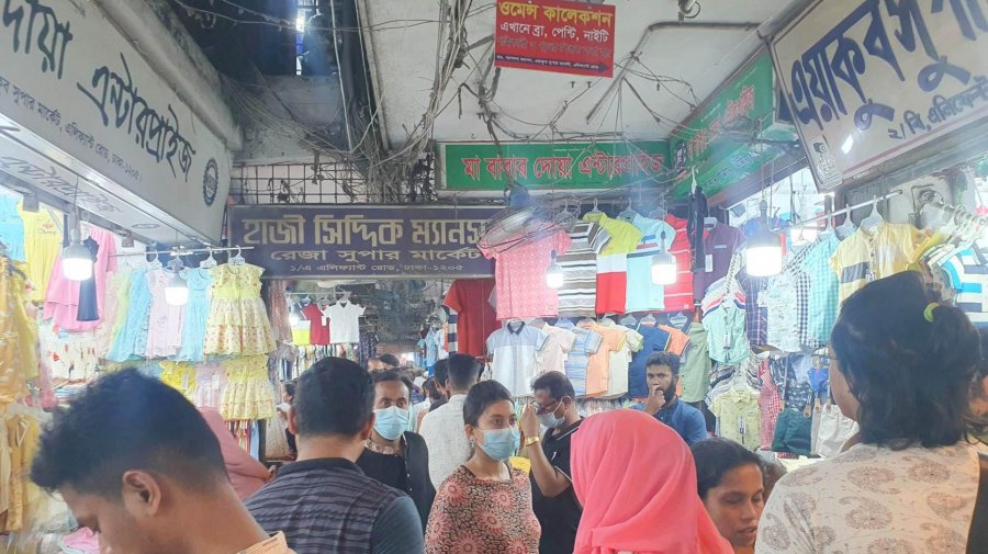 ছুটির দিনে জমে উঠেছে ঈদের কেনাকাটা