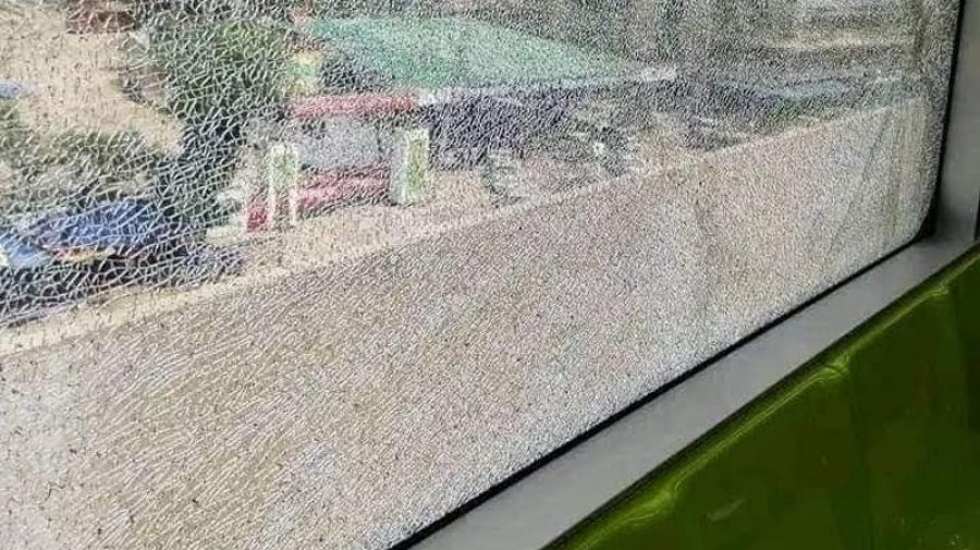 মেট্রোরেলে ঢিল, ভাঙলো জানালার কাঁচ