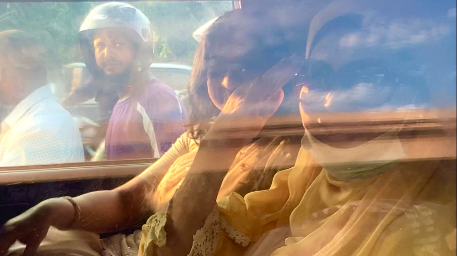 হাসপাতাল থেকে বাসায় ফেরার পথে গাড়িতে খালেদা জিয়া, ছবি: আহমেদ সালেহীন