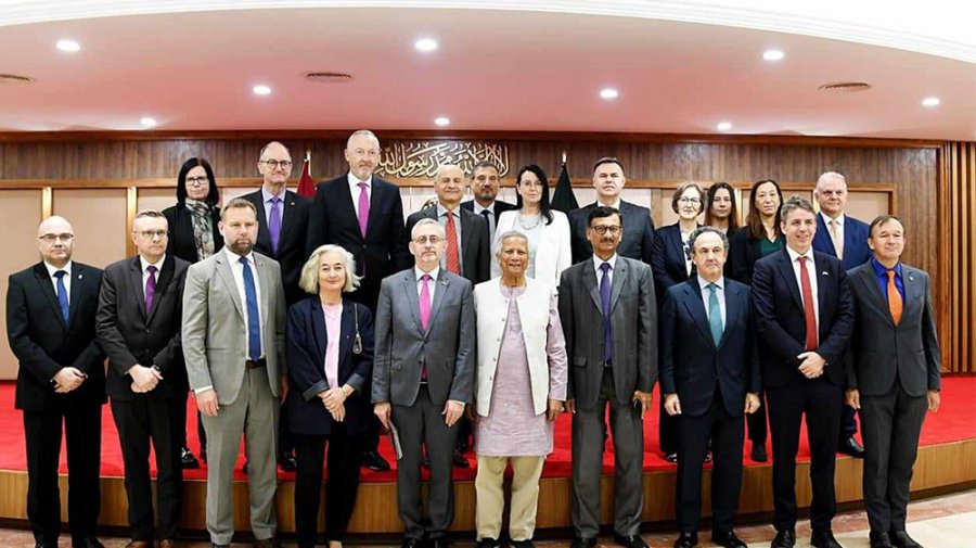 ইইউ’র কূটনীতিকদের সঙ্গে প্রধান উপদেষ্টা ড. মুহাম্মদ ইউনূস, ছবি: প্রধান উপদেষ্টার প্রেস উইং