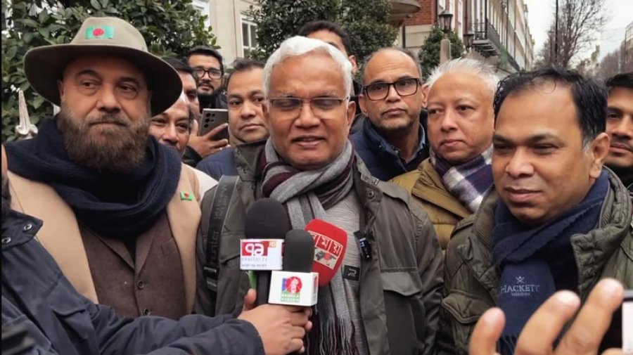 ব্রিফিংয়ে কথা বলছেন ডা. এ জেড এম জাহিদ হোসেন