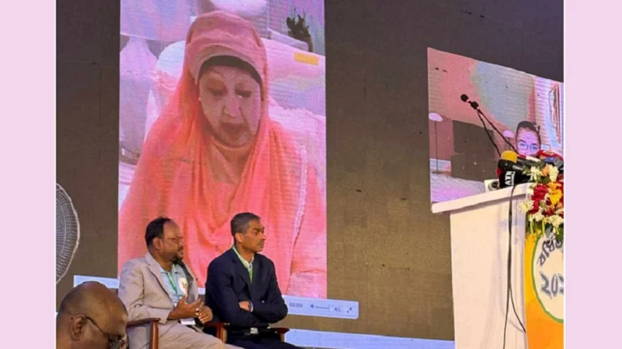 লন্ডন থেকে ভার্চুয়ালি যুক্ত হয়ে দলীয় সভায় বক্তৃতা করছেন বিএনপি চেয়ারপারসন খালেদা জিয়া