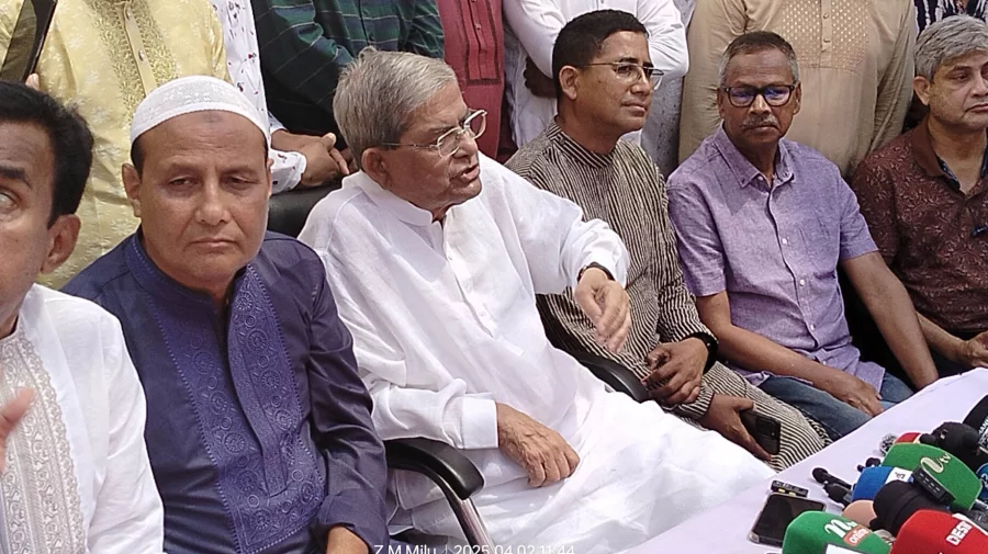 সাংবাদিকদের সঙ্গে কথা বলছেন বিএনপি মহাসচিব মির্জা ফখরুল ইসলাম আলমগীর