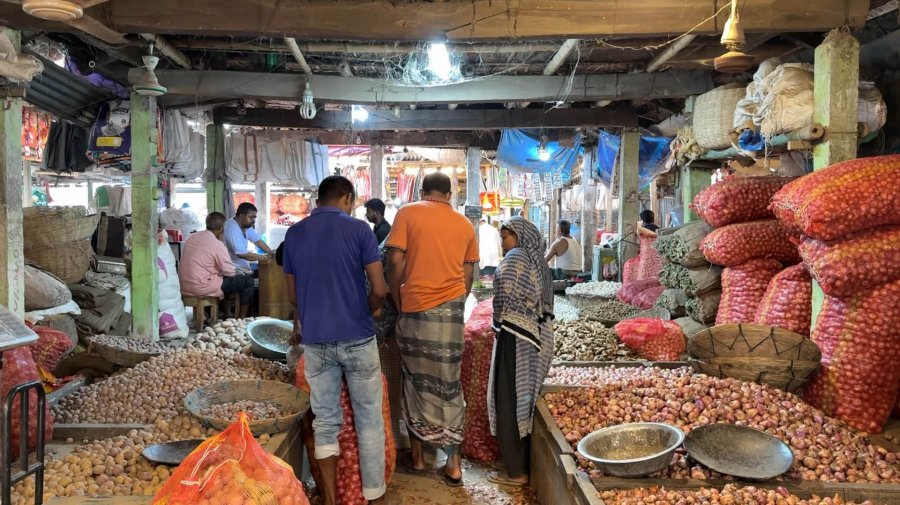 চাহিদার তুলনায় সরবরাহ কমের অজুহাতে এক সপ্তাহের ব্যবধানে হিলিতে দেশি পেঁয়াজের দাম বেড়েছে কেজিতে ২০ টাকা