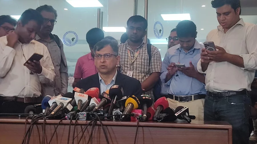 সাংবাদিকদের সঙ্গে কথা বলছেন সালাহ উদ্দিন আহমেদ