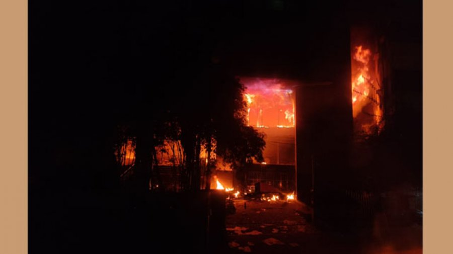 ডেইলি স্টার ভবনে জ্বলছে আগুন (ছবি: সংগৃহীত)