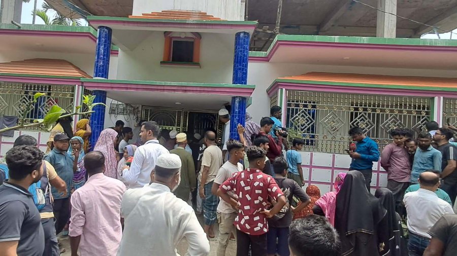 ঘটনাস্থলে স্থানীয়দের ভিড়