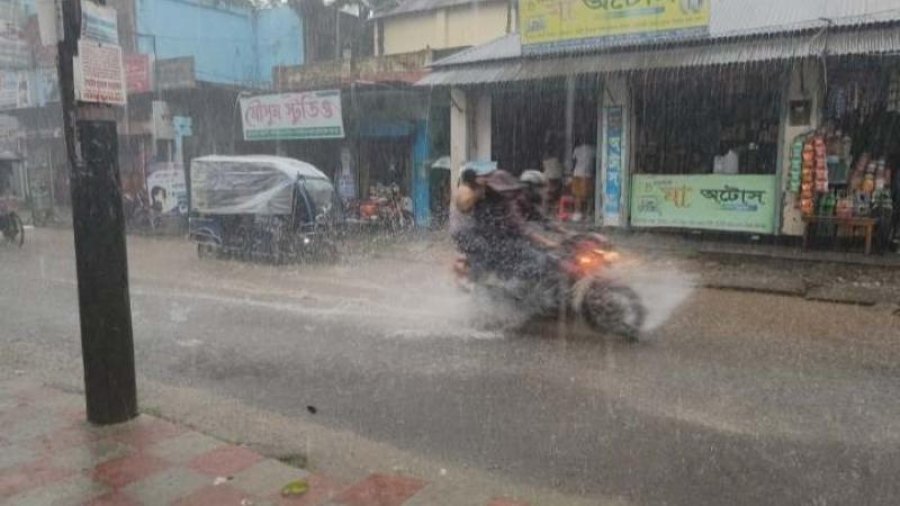 কুড়িগ্রামে ভারী বৃষ্টিপাত, মঙ্গলবার দুপুরে উলিপুর উপজেলা শহরের কুড়িগ্রাম-উলিপুর সড়ক। ছবি: বাংলা ট্রিবিউন