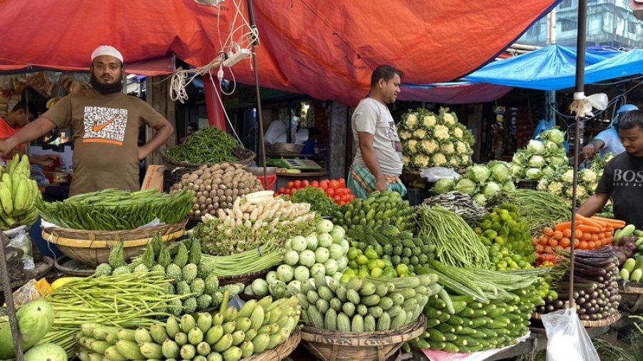 বেশিরভাগ সবজিই ১০০ টাকার উপরে বিক্রি হচ্ছে (ছবি: প্রতিবেদক)