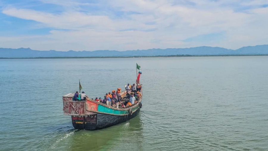 নাফ নদে যাত্রীবাহী নৌকা