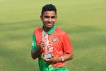 ম্যাচ সেরার পুরস্কার হাতে শাওন গাজী