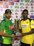 ট্রফি হাতে মাশরাফি ও চিগুম্বুরা 