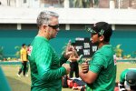 ওপেনিং ব্যাটসম্যান পিনাক ঘোষকে পরামর্শ দিচ্ছেন স্টুয়ার্ট ল