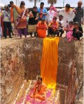 ত্রিকালের ওপর ফুল ছিটিয়ে দিচ্ছেন ভক্তরা 
