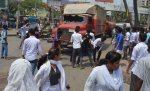 নারায়ণগঞ্জে সহপাঠীর মৃত্যুর বিচারের দাবিতে সড়ক অবরোধ, গাড়ি ভাঙচুর