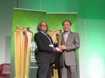 পুরস্কার নিচ্ছেন এএইচএম বজলুর রহমান