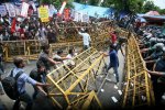 শিশু পার্কের সামনে ব্যারিকেড সরাচ্ছে জাতীয় কমিটির কর্মীরা